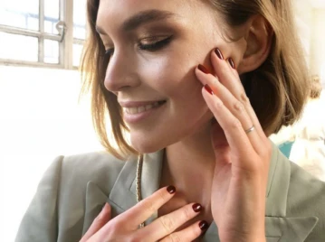 Cómo lograr un efecto antiage al elegir tu color de manicura