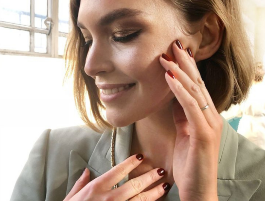 Cómo lograr un efecto antiage al elegir tu color de manicura