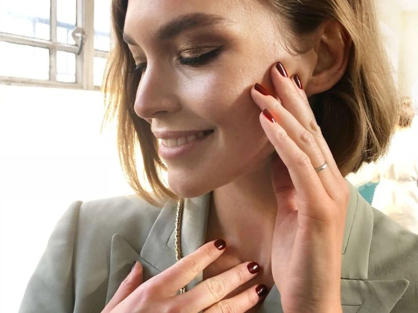 Cómo lograr un efecto antiage al elegir tu color de manicura
