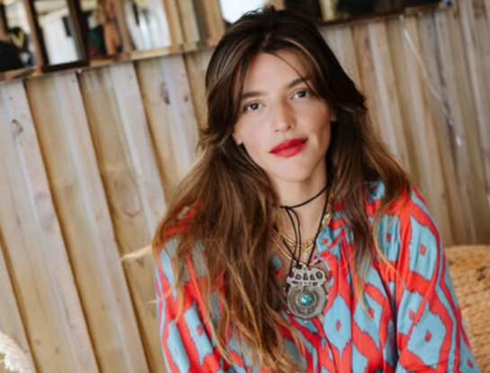Brillos, bermudas y botas motoqueras: las claves del look más audaz y ecléctico de Calu Rivero