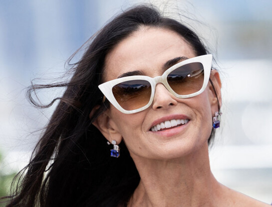 Demi Moore deslumbró en Cannes y confirmó cuál será el print más chic del próximo verano