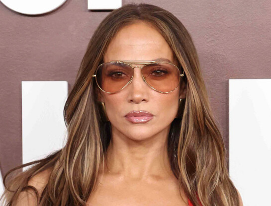 Jennifer Lopez apostó por el drapeado y confirmó el truco fashion que estiliza la silueta después de los 50