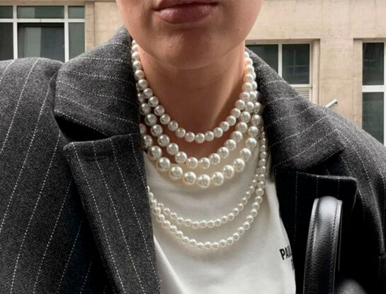 Secretos de la editora de moda: cómo llevar el collar de perlas, el accesorio del momento