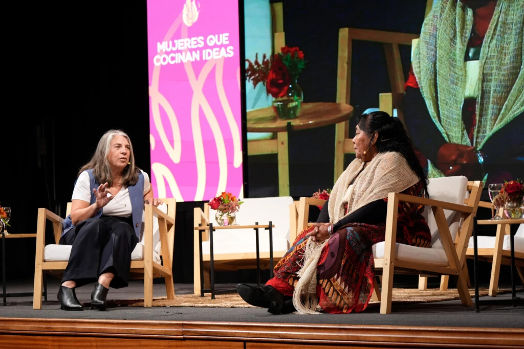 Claudia Bachur charló con Norma Rodríguez, presidenta de la Cooperativa de Mujeres Artesanas del Gran Chaco (COMAR) 