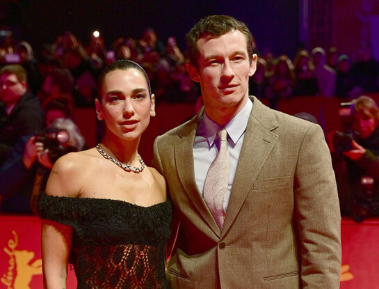 Así fue el impactante look de novia de Dua Lipa en su boda con Callum Turner: falda midi, sombrero XL y guantes