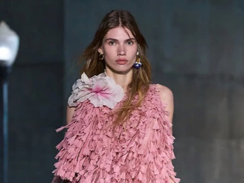 Delineados joya y ondas surferas: las tendencias beauty que Dior anticipa para el próximo verano