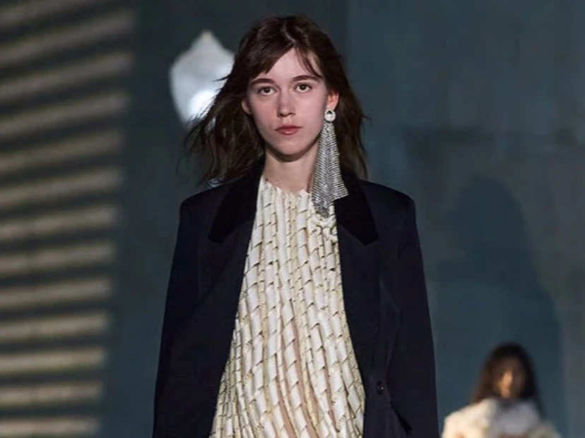 Delineados joya y ondas surferas: las tendencias beauty que Dior anticipa para el próximo verano