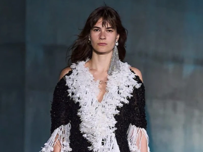 Delineados joya y ondas surferas: las tendencias beauty que Dior anticipa para el próximo verano