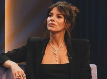 El look total black de Gime Accardi: combinó transparencias, blazer y glamour