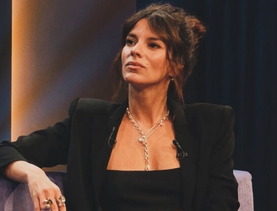 El look total black de Gime Accardi: combinó transparencias, blazer y glamour