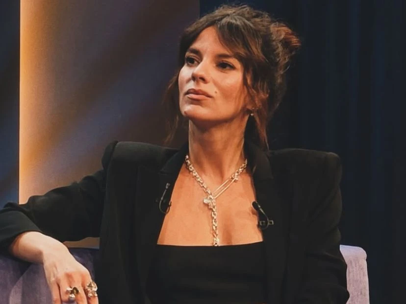 El look total black de Gime Accardi: combinó transparencias, blazer y glamour