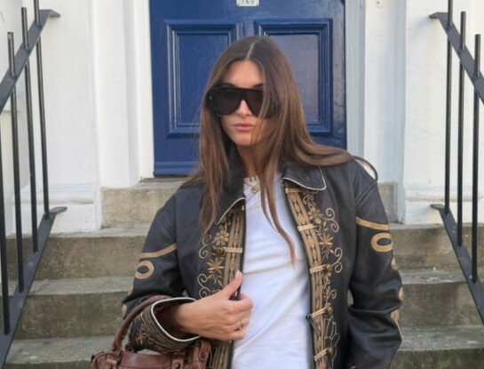 Lola Latorre da cátedra de cómo combinar la campera napoleónica: la tendencia de este invierno