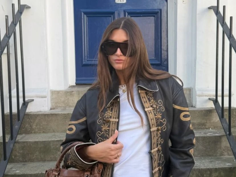 Lola Latorre da cátedra de cómo combinar la campera napoleónica: la tendencia de este invierno