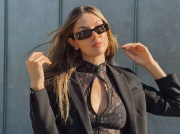 Stephanie Demner mostró cómo elevar un look básico con una prenda que fue furor en los '80