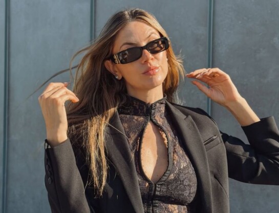 Stephanie Demner mostró cómo elevar un look básico con una prenda que fue furor en los '80