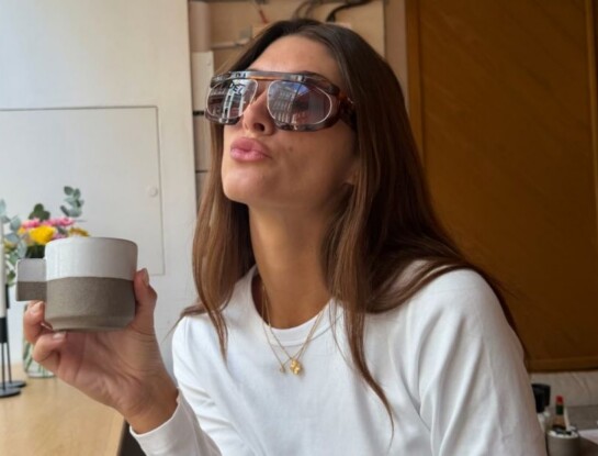 Lola Latorre impactó en Londres con una falda tartán y botas acordonadas súper trendy