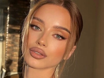 El auge del maquillaje monocromático: la tendencia beauty que simplifica todo