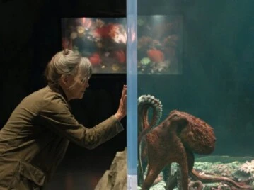 “Criaturas luminosas”, la película basada en una novela sobre una viuda y un pulpo, ya está entre las más vistas de Netflix.