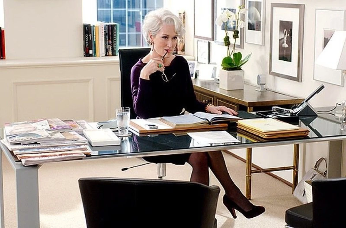 Miranda Priestly (Meryl Streep) en su icónica oficina original. 