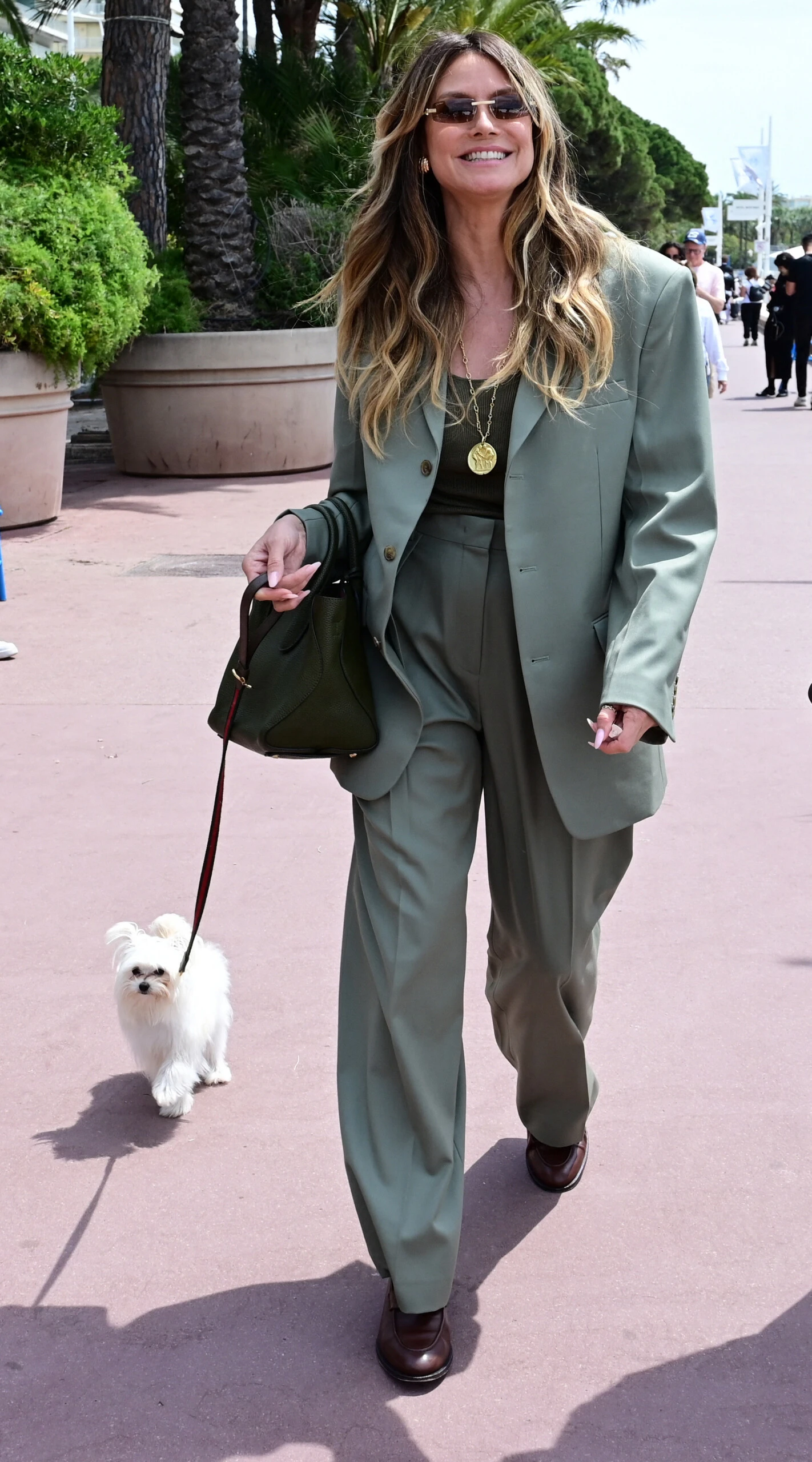 Heidi Klum caminando por La Croisette durante el Festival de Cannes. 