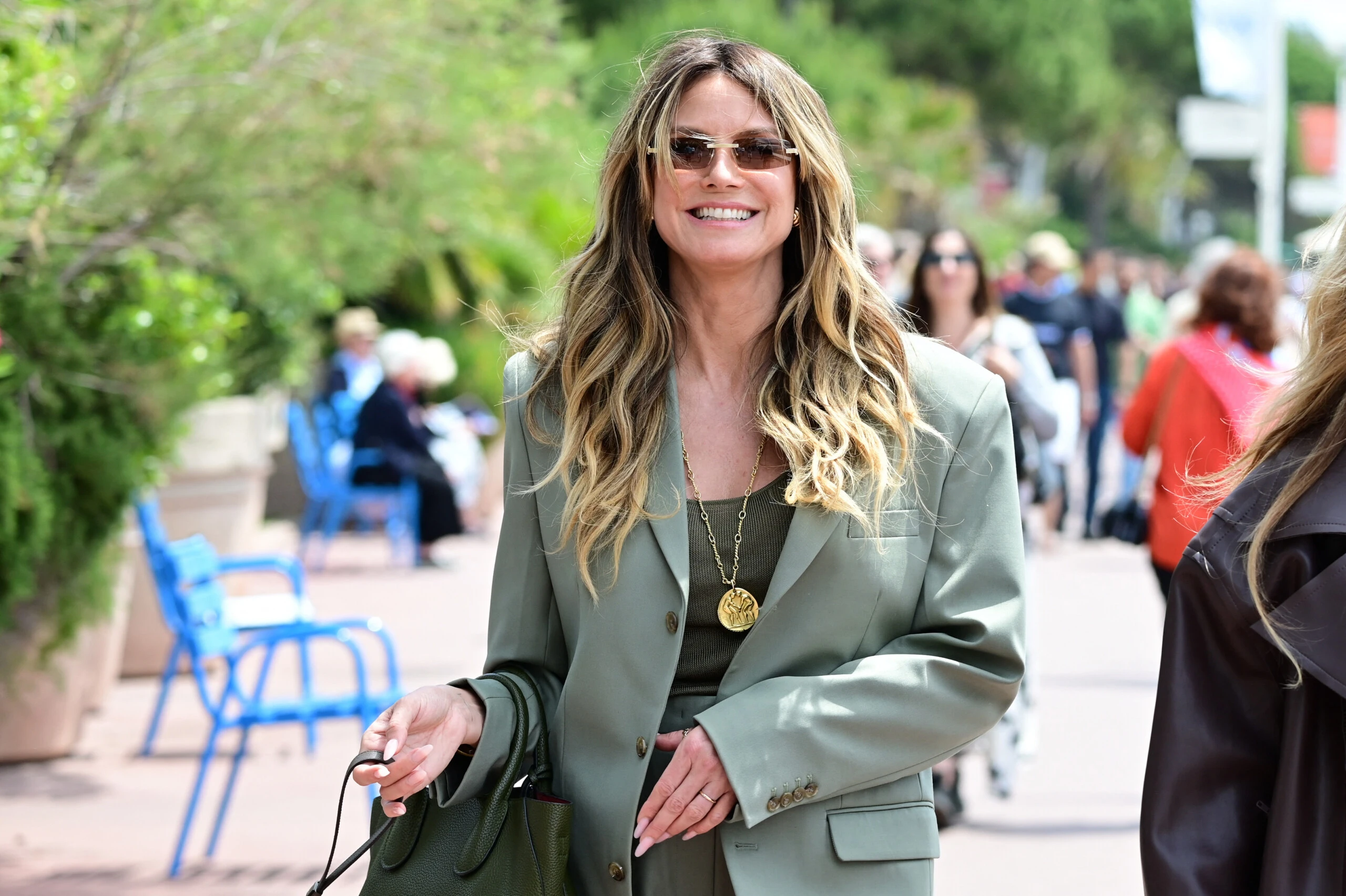 Heidi Klum caminando por La Croisette durante el Festival de Cannes. 