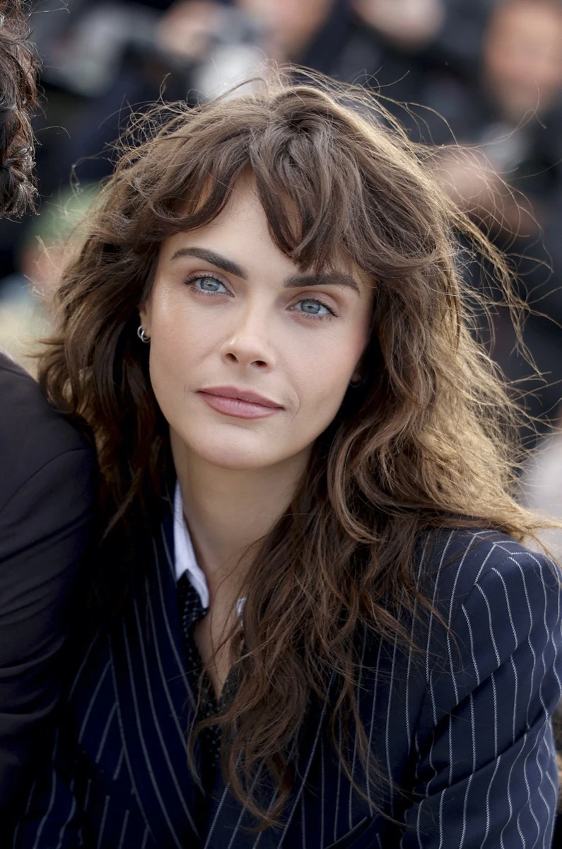 Cara Delevingne actualizó el wolf cut en Cannes y mostró la versión más relajada del corte tendencia