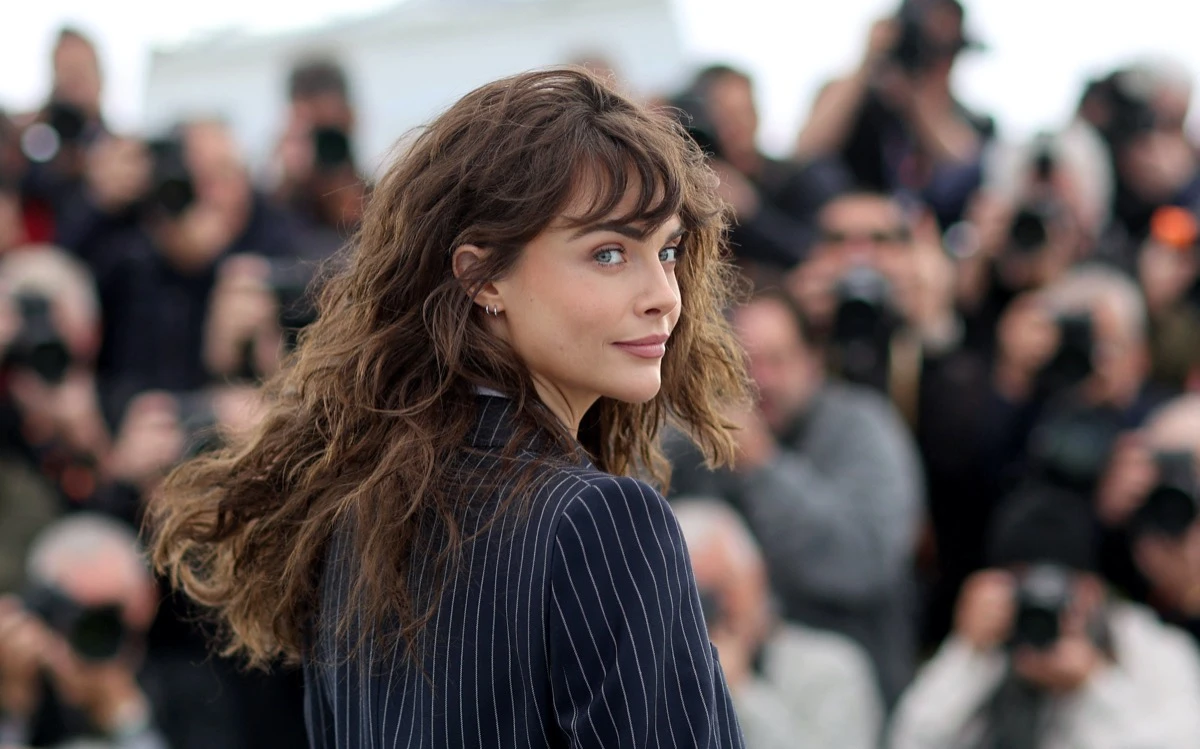 Cara Delevingne actualizó el wolf cut en Cannes y mostró la versión más relajada del corte tendencia