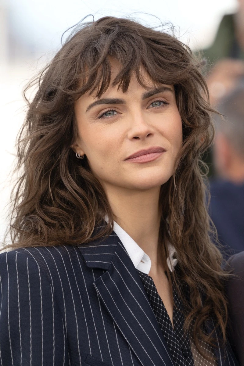 Cara Delevingne actualizó el wolf cut en Cannes y mostró la versión más relajada del corte tendencia