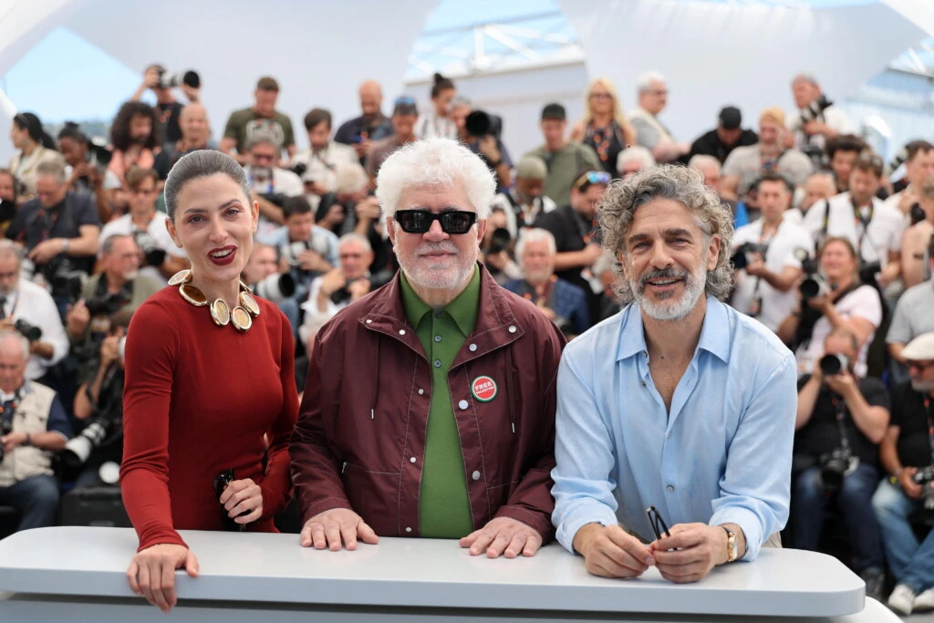 Bárbara Lennie, Pedro Almodóvar y Leonardo Sbaraglia en la presentación de su nueva película en el 79º Festival Internacional de Cine de Cannes.