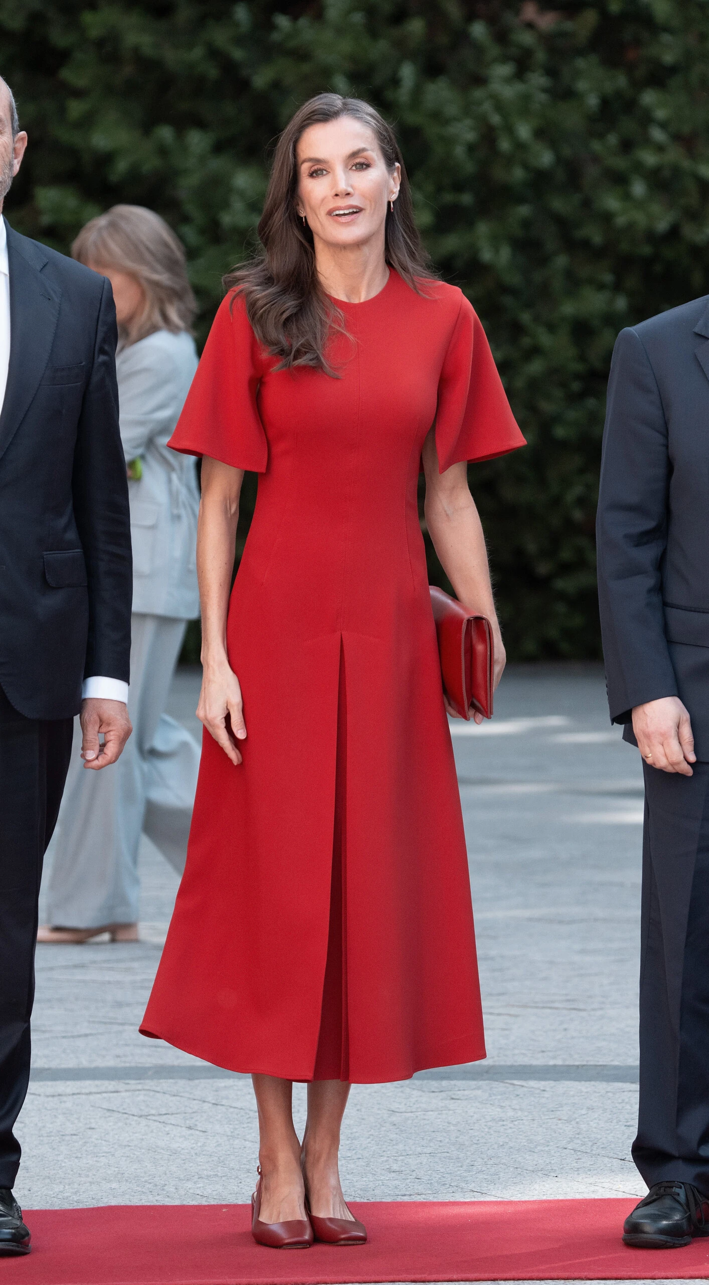 Con este look monocromático impecable, la reina Letizia confirmó que la primavera 2026 se teñirá de rojo intenso, elegante y absolutamente femenino.