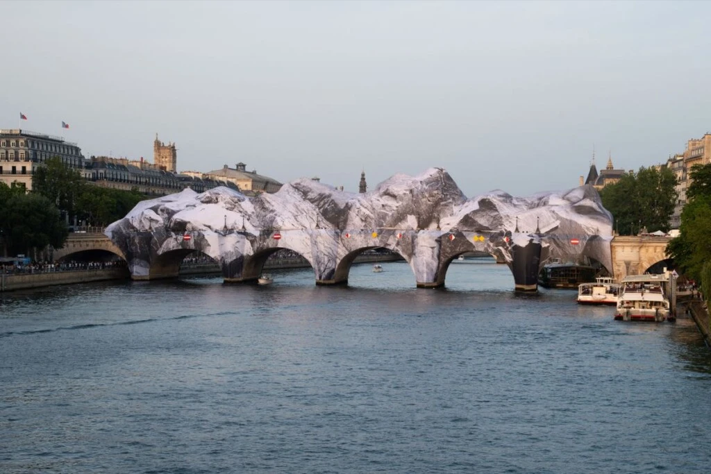 El Pont Neuf se transforma en una monumental grieta mineral bajo el impulso del artista JR. Titulada “La Cueva”, esta instalación inmersiva convierte el puente más antiguo de París en una gruta de 120 metros de largo.