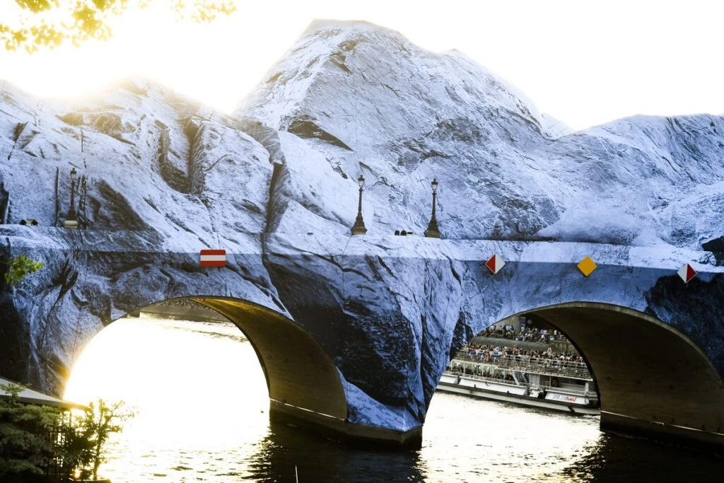 El Pont Neuf se transforma en una monumental grieta mineral bajo el impulso del artista JR. 
