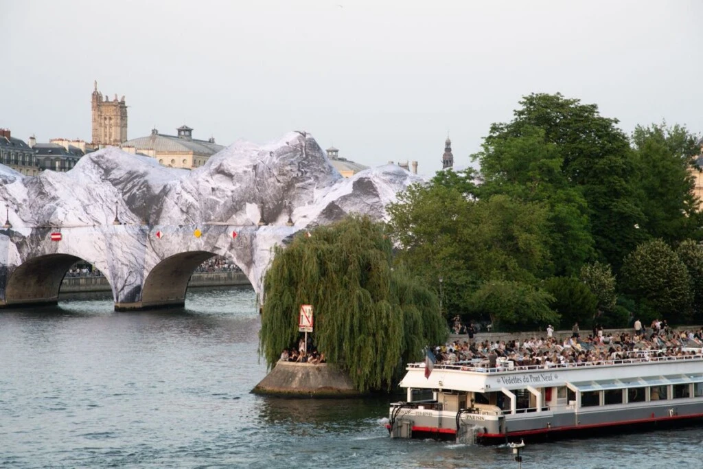 El Pont Neuf se transforma en una monumental grieta mineral bajo el impulso del artista JR. 