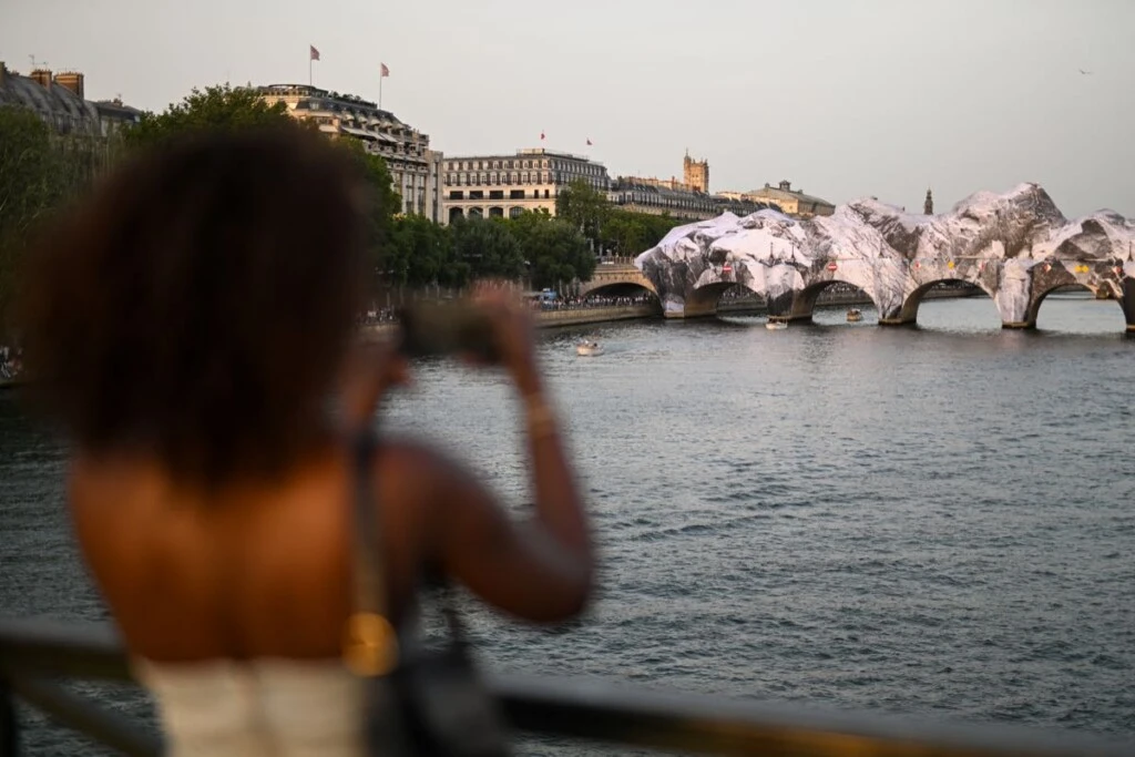 El Pont Neuf se transforma en una monumental grieta mineral bajo el impulso del artista JR. 