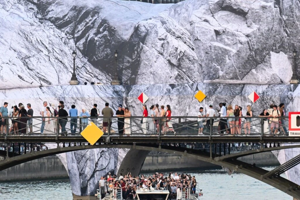 El Pont Neuf se transforma en una monumental grieta mineral bajo el impulso del artista JR. 