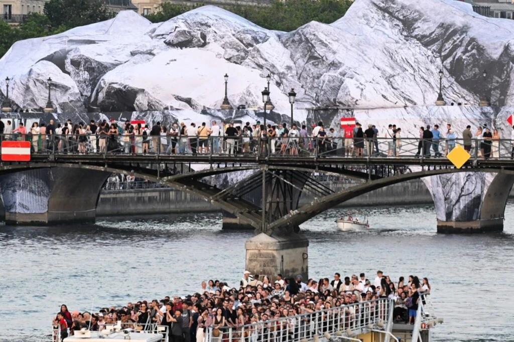 El Pont Neuf se transforma en una monumental grieta mineral bajo el impulso del artista JR. 