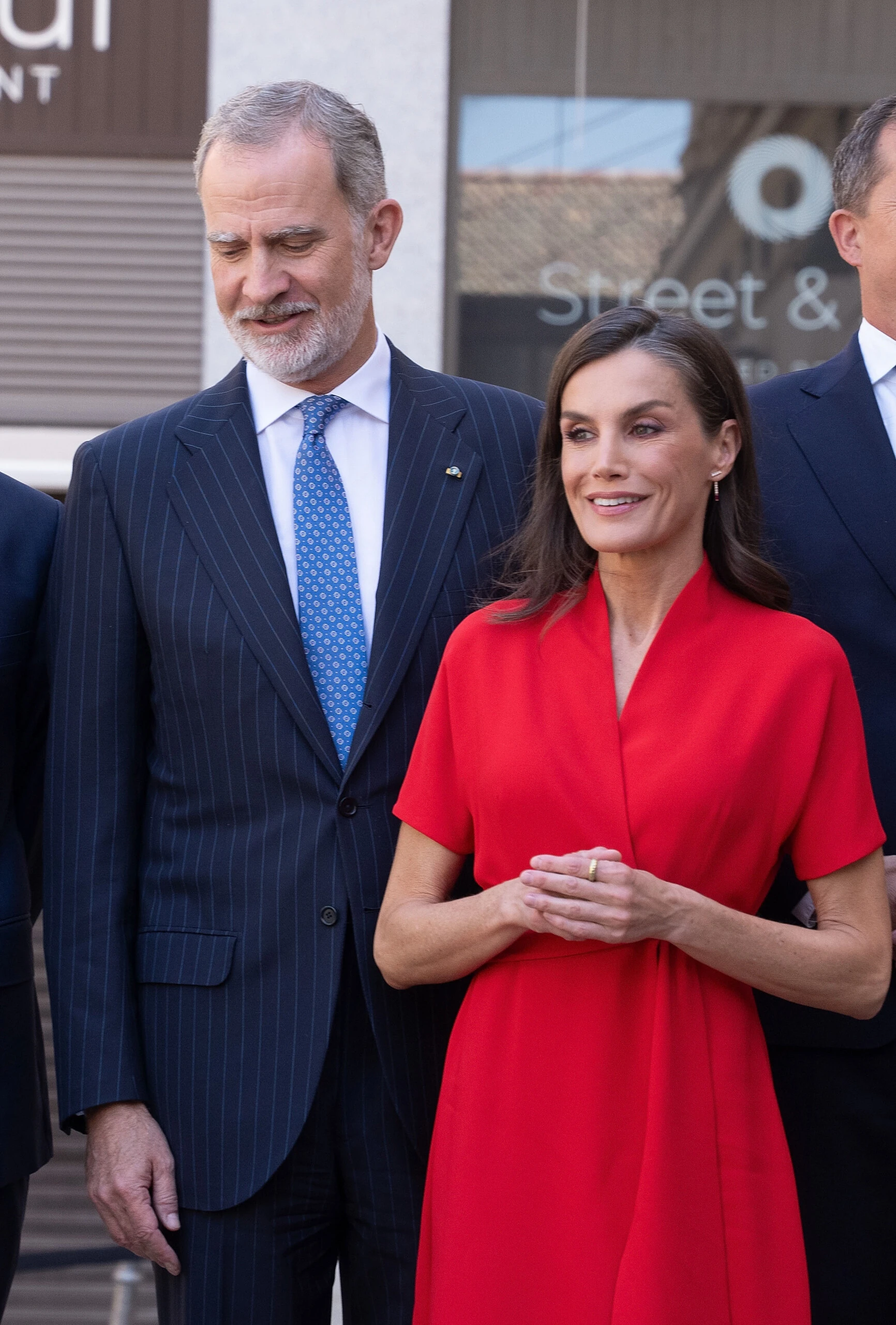 Letizia anticipó el nuevo cuello protagonista: el oriental o Mao.