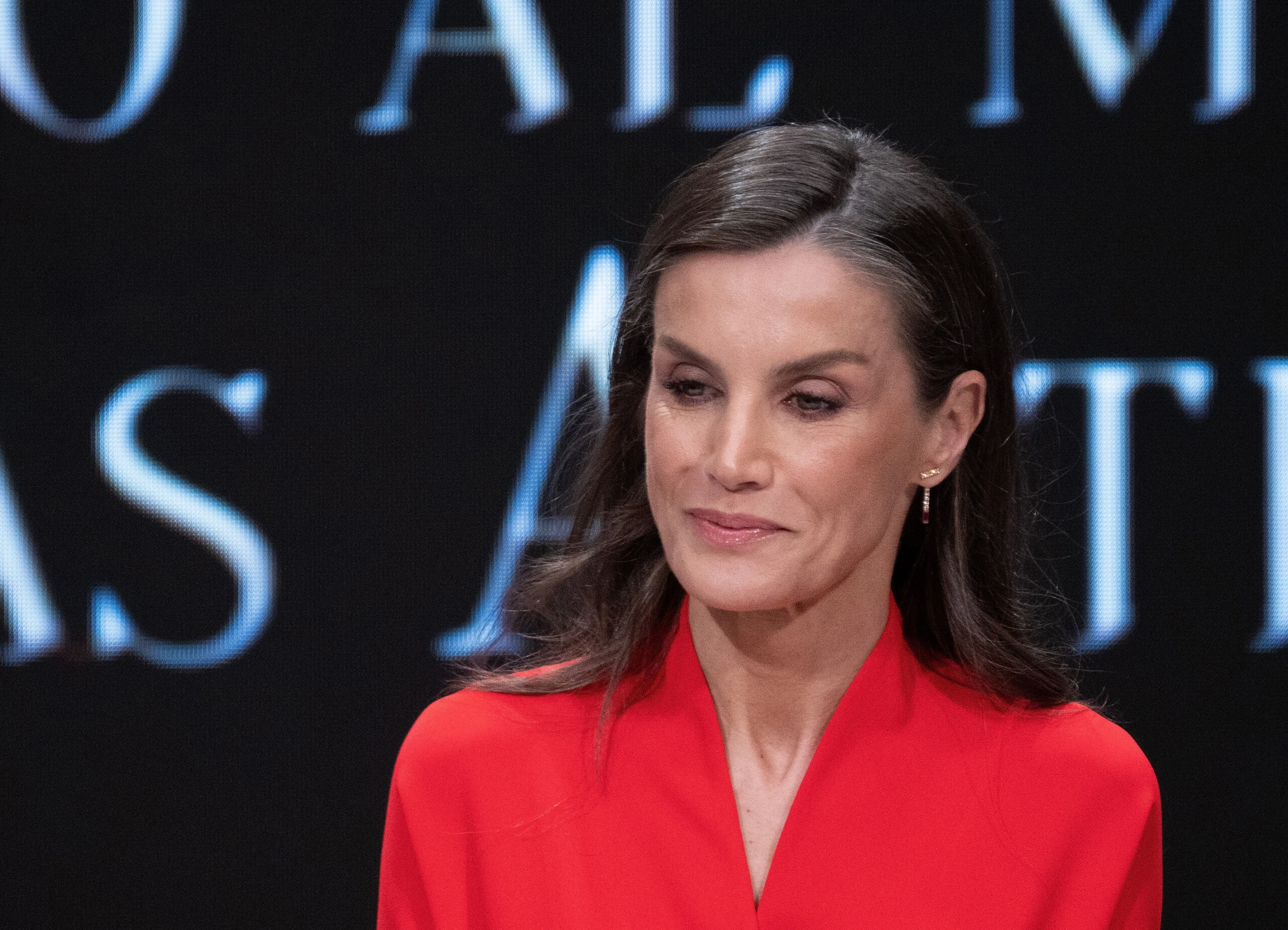 Letizia anticipó el nuevo cuello protagonista: el oriental o Mao.