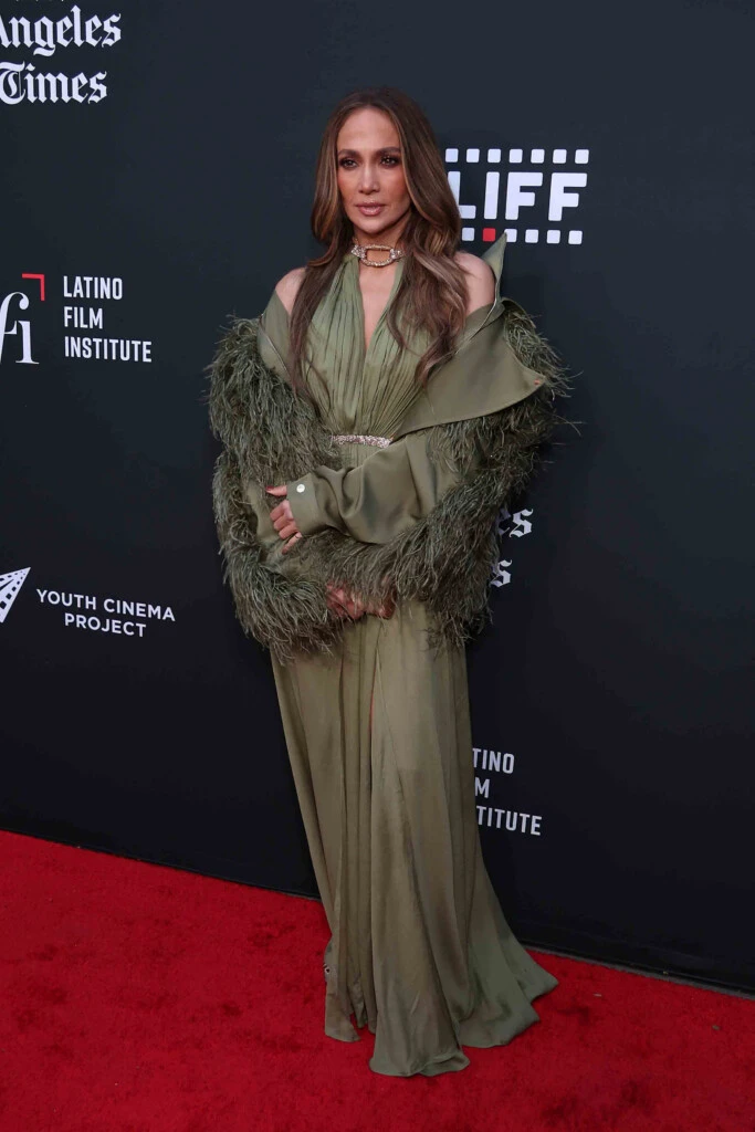 Jennifer Lopez y su mega look en verde oliva.
