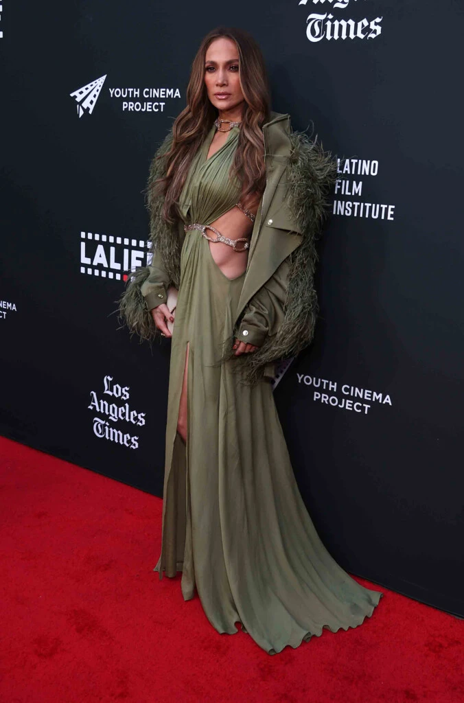Jennifer Lopez y su mega look en verde oliva.
