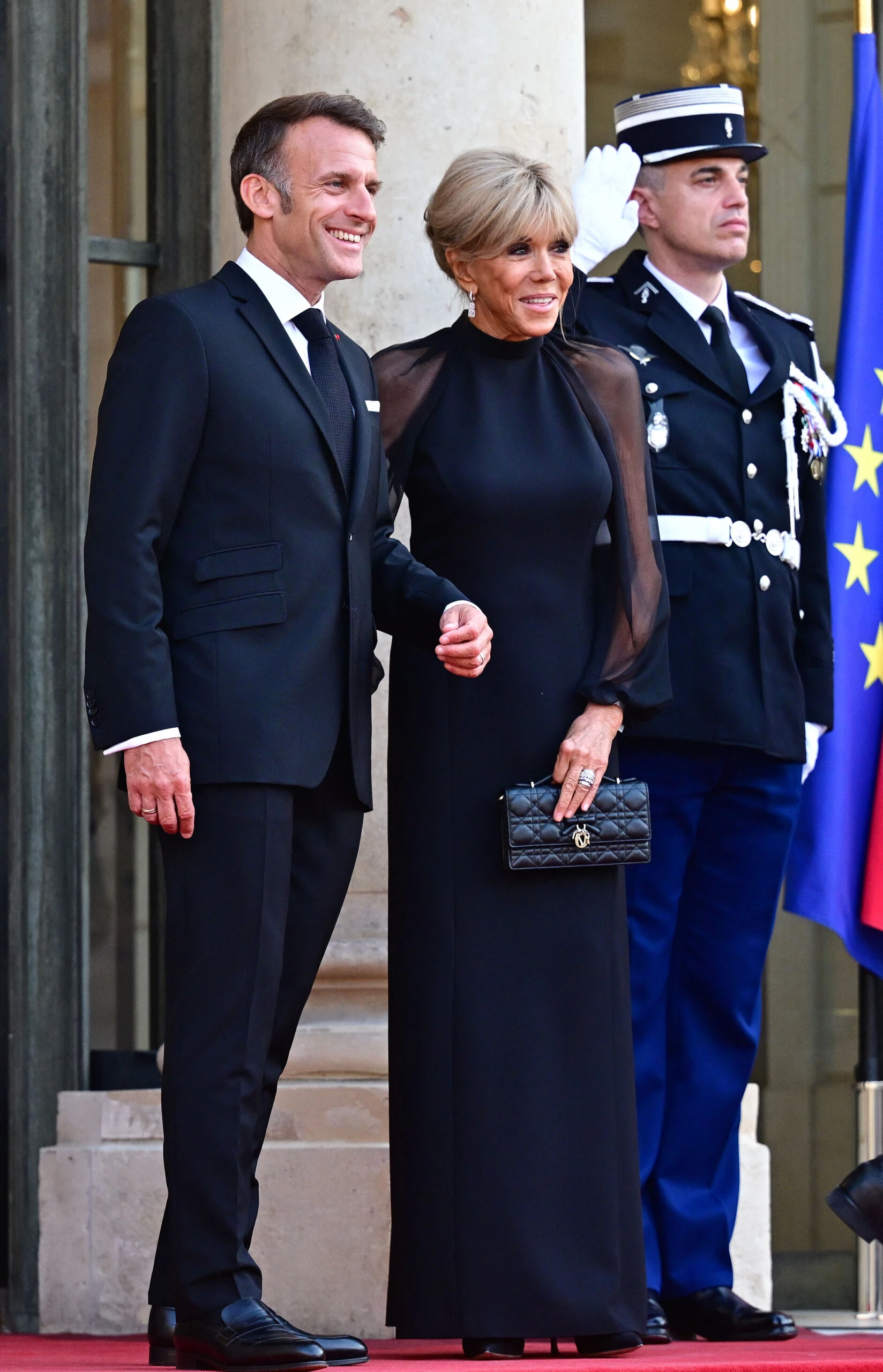 El elegante look de la Primera Dama francesa Brigitte Macron.