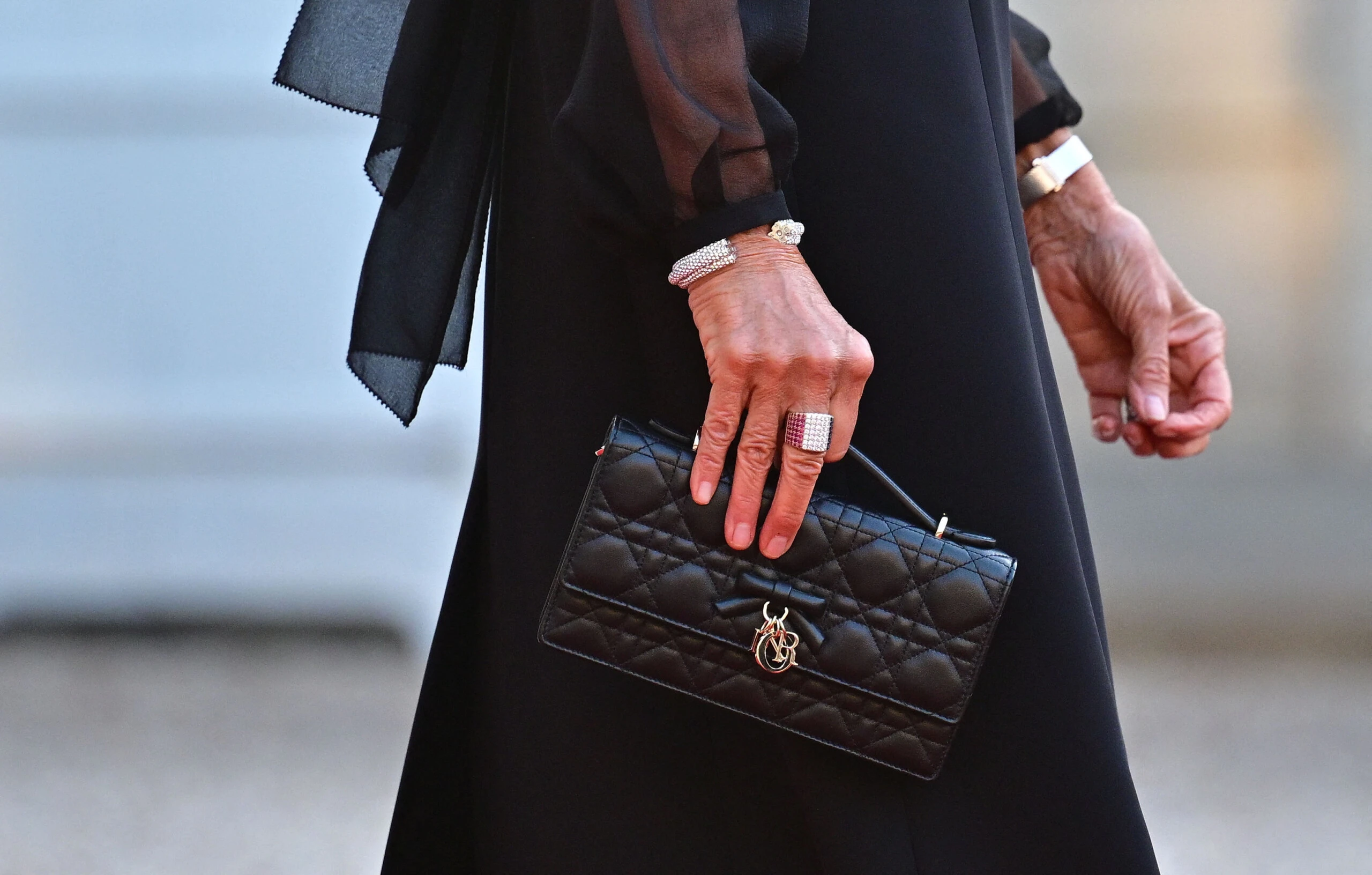 El elegante look de la Primera Dama francesa Brigitte Macron.