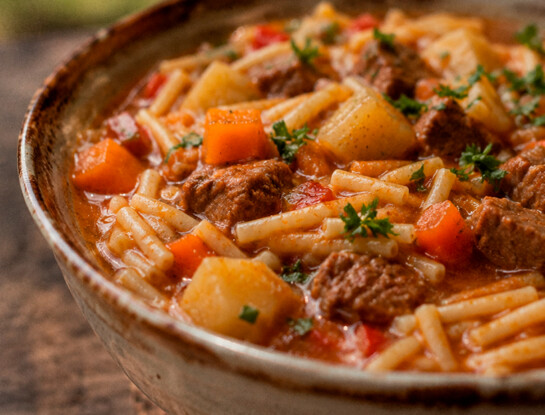 La receta fácil del día: guiso rápido de fideos, carne y verduras para combatir el frío