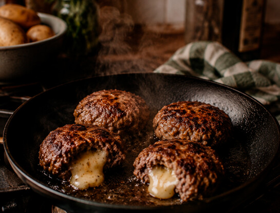 La receta fácil del día: hamburguesas rellenas con queso listas en 25 minutos