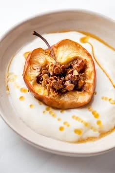 Manzanas asadas con nueces garrapiñadas. Foto: Pinterest