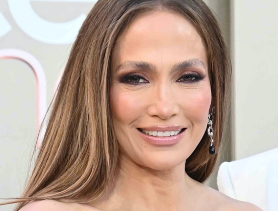Jennifer Lopez mostró sus nuevas cejas con efecto lifting: cómo es la técnica "lion mane" que cambia por completo el rostro