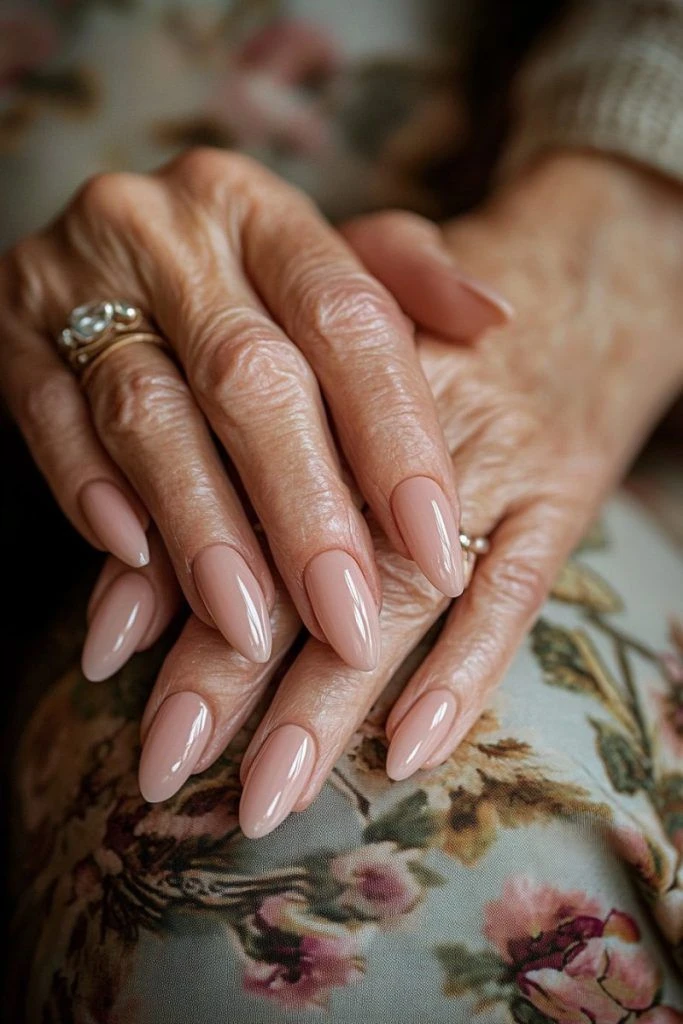 Cómo lograr un efecto antiage al elegir tu color de manicura