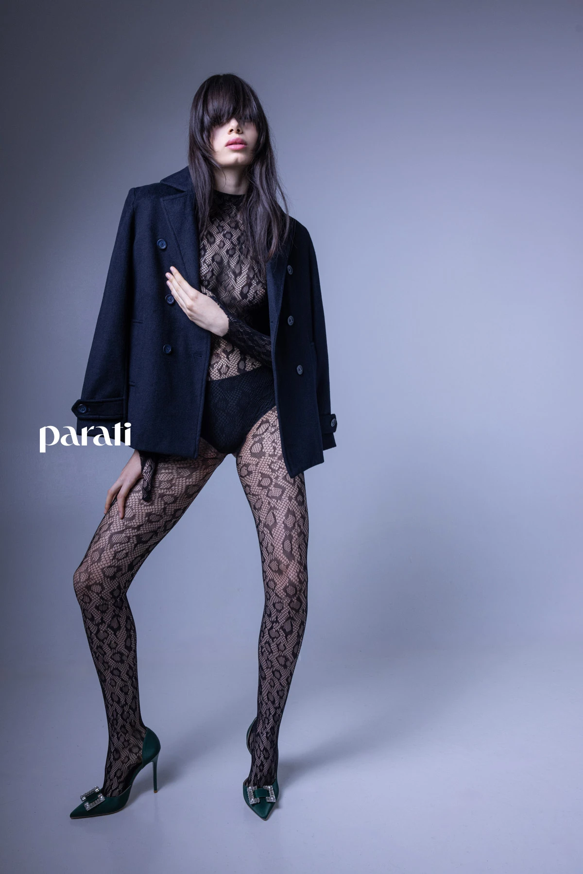 Gabán cruzado corto @giesso y stilettos de satin con hebilla de strass @lachicadelosstilettos