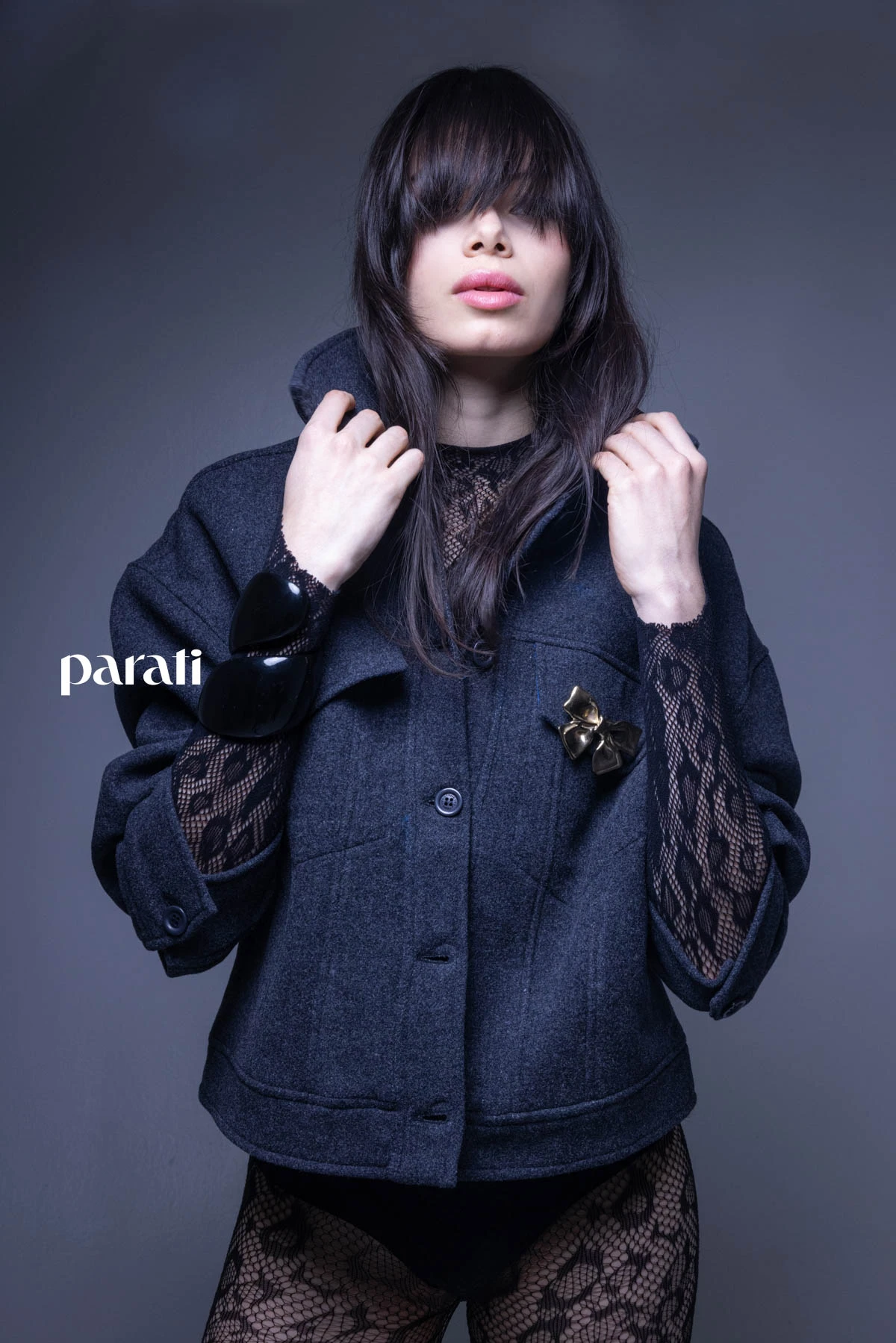 Campera corta de paño @laspepasinst y brazalete envolvente de resina @lunagarzonaccesorios
