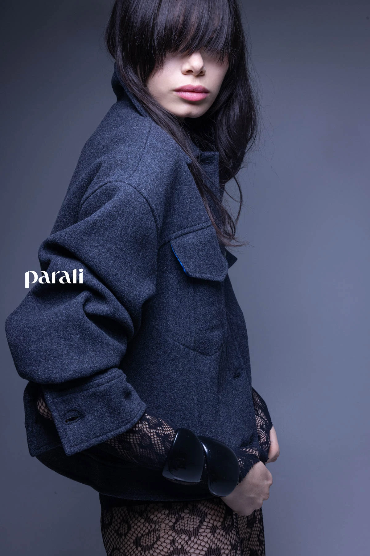 Campera corta de paño @laspepasinst y brazalete envolvente de resina @lunagarzonaccesorios